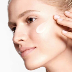 Dior Prestige La Crème Texture Légère 10 Dior Prestige La Crème Texture Légère -Célèbre Cosmétiques Magasin dior prestige la creme texture legere 3