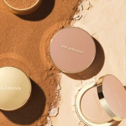 Clarins Ever Matte Compact Powder Poudre Compacte Matifiante Infusée Au Lait De Pêcher -Célèbre Cosmétiques Magasin ever mat cpct pwdr 2