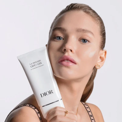 DIOR Le Démaquillage Au Nymphéa - La Mousse OFF/ON Mousse Nettoyante Anti-pollution Purifiante 5 DIOR Le Démaquillage Au Nymphéa - La Mousse OFF/ON Mousse Nettoyante Anti-pollution Purifiante – Image 3