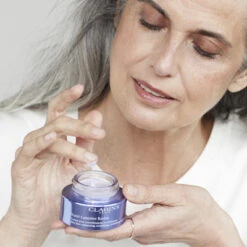 Clarins Nutri-Lumière Revive Crème Jour Embellissante Revitalisante -Célèbre Cosmétiques Magasin nutri lum revive 2